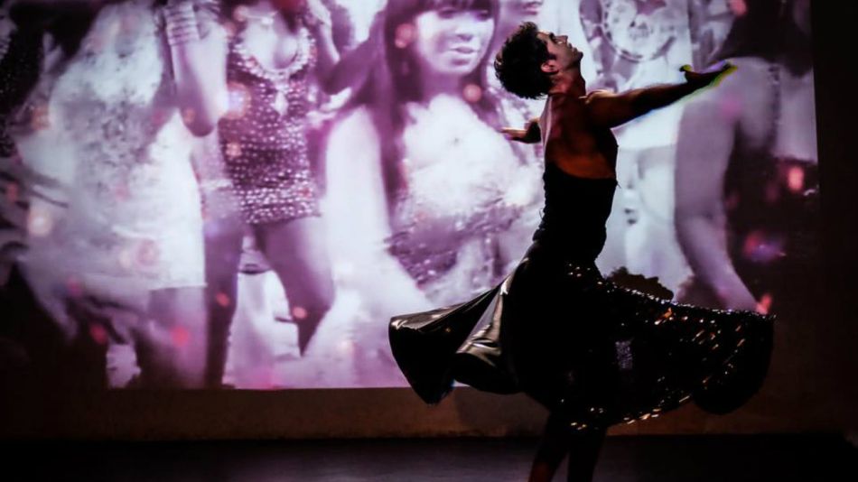 Ezequiel Barrios en el unipersonal de danza "Puto".