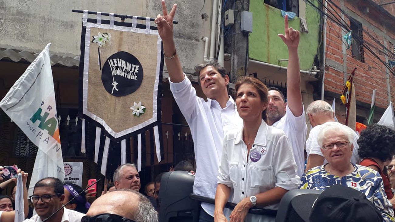 Haddad recorrió San Pablo. Con la caravana fueron referentes de La Cámpora.