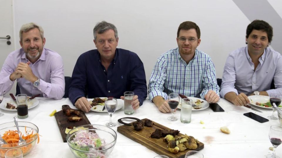 Distension. El ministro del Interior, el titular de Diputados, el jefe del bloque PRO y el vice de Frigerio, ayer compartieron un almuerzo.