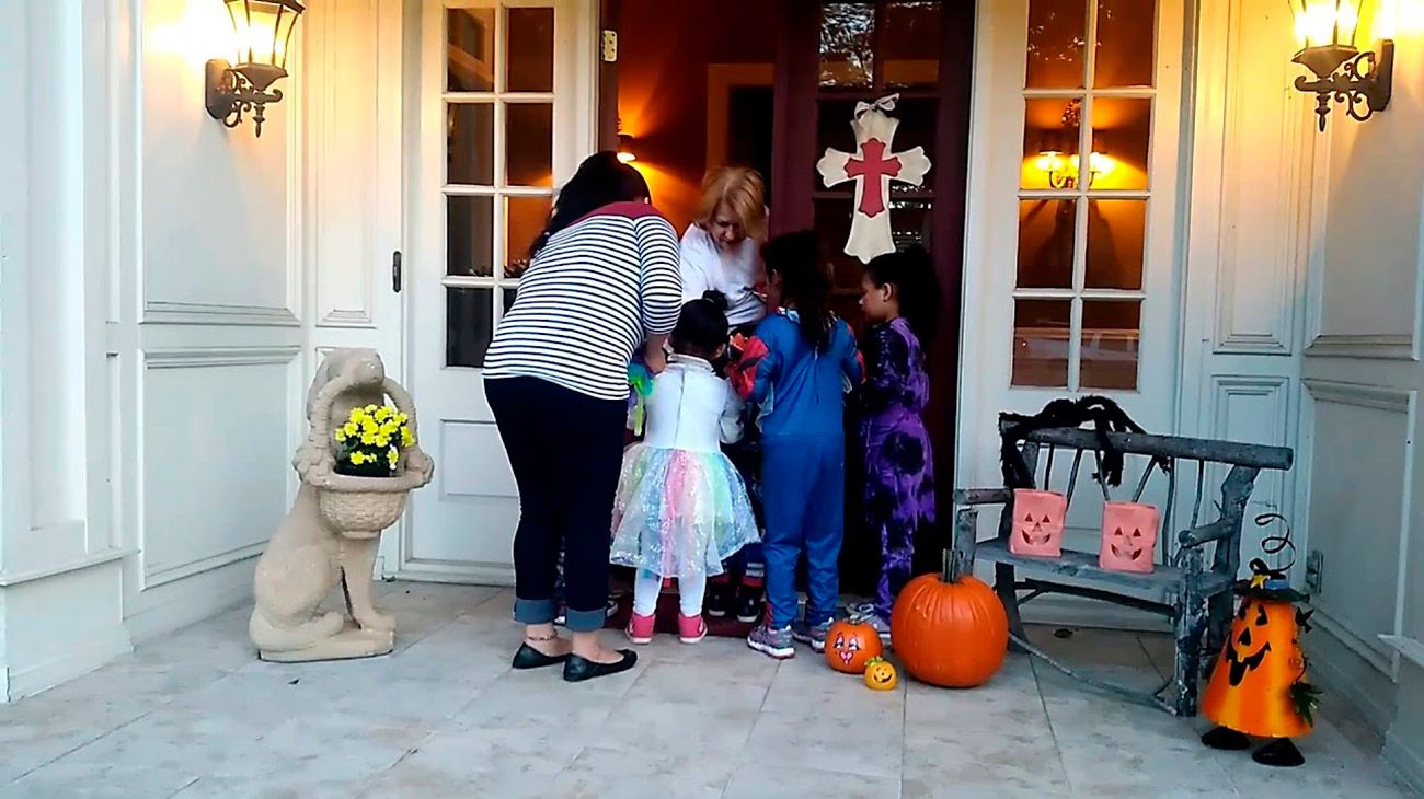 tra de las costumbres de Halloween es el famoso Truco o trato" en donde los más pequeños recorren las calles y sus vecindarios disfrazados y piden golosinas puerta a puerta, las cuales colocan en bolsas que llevan. 