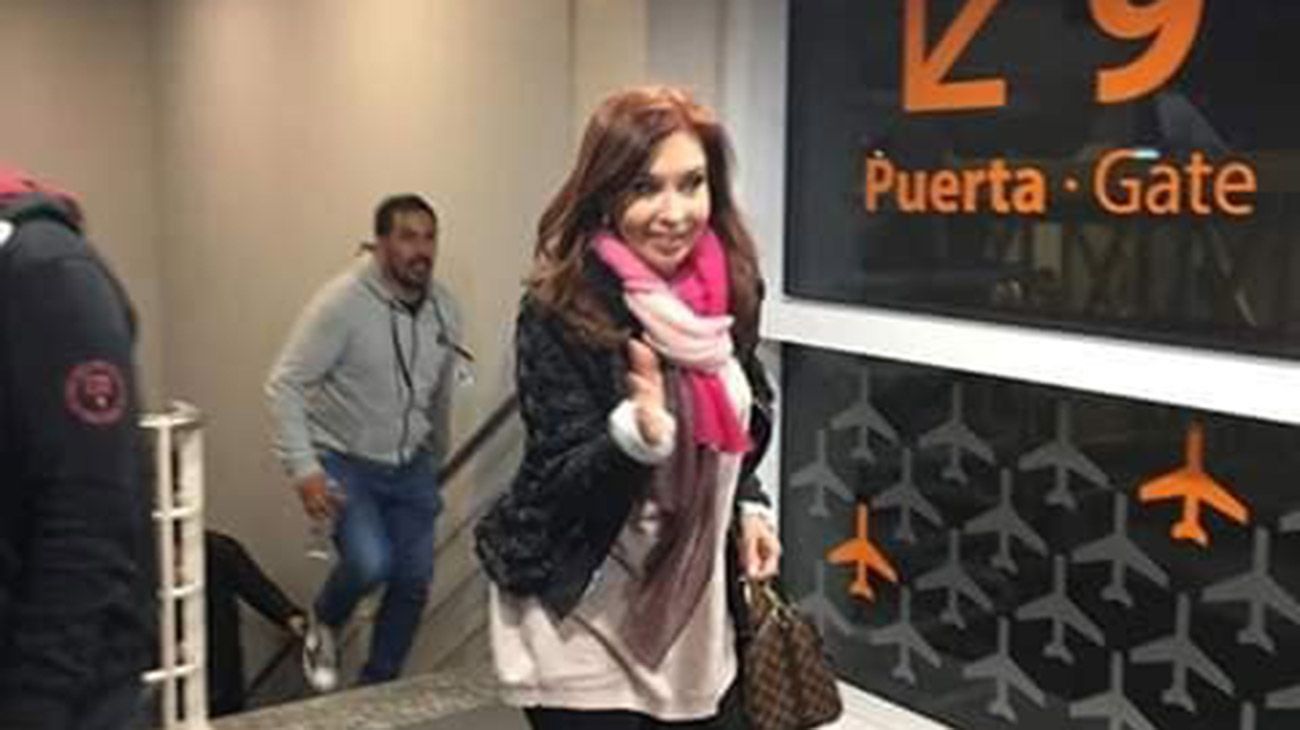 Homenajearon a Cristina Kirchner empleados de Aeroparque.