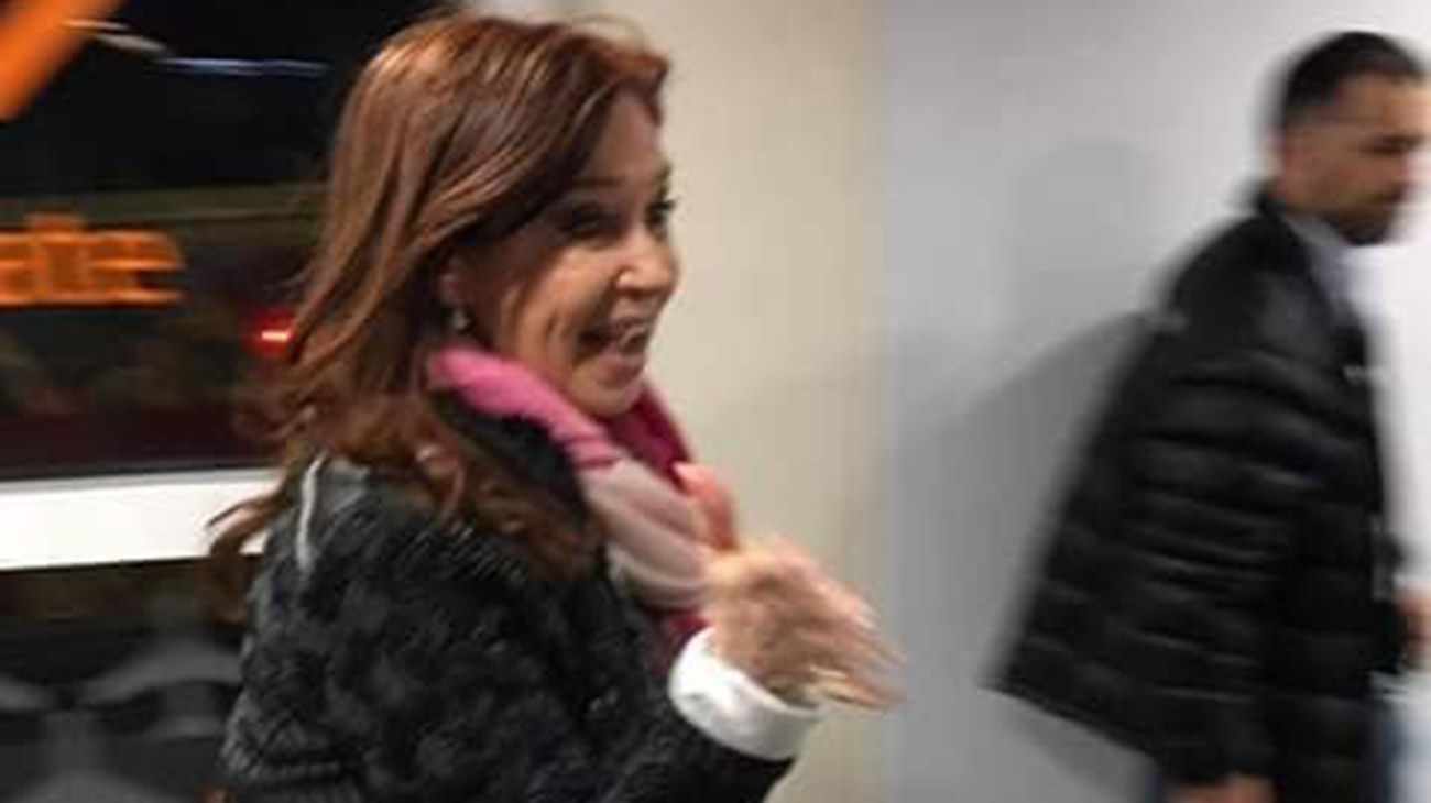 La ex presidenta viajó a Rio Gallegos y la esperaron trabajadores de Aeroparque.