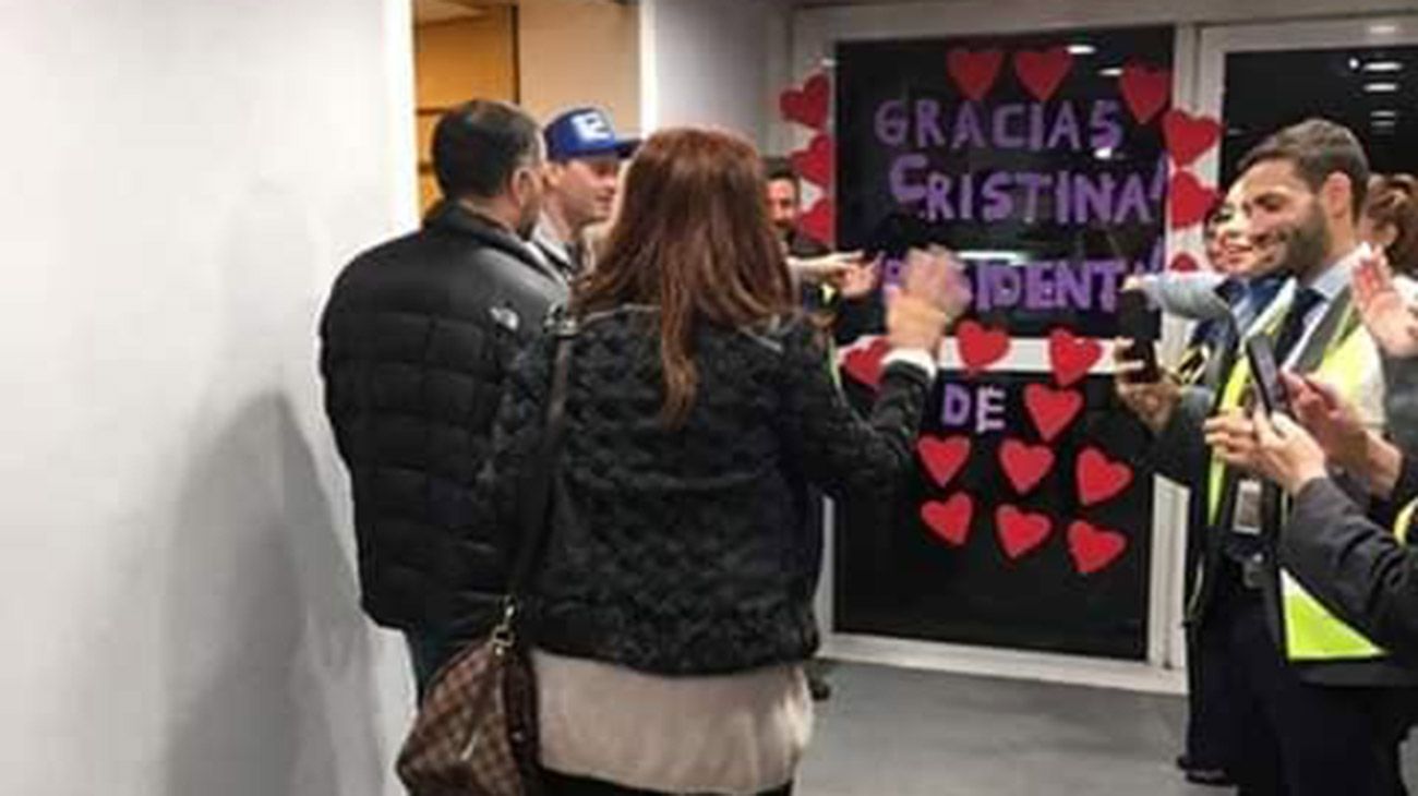 Los empleados del aeropuerto pusieron carteles de bienvenida.