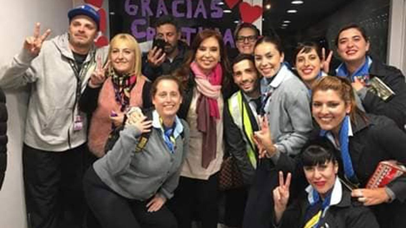 Cristina Kirchner se sacó fotos con los empleados de la terminal aérea. 