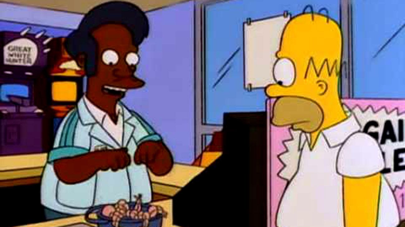 Apu Nahasapeemapetilon, el histórico personaje de la serie animada estadounidense Los Simpson, en su Mini-super.