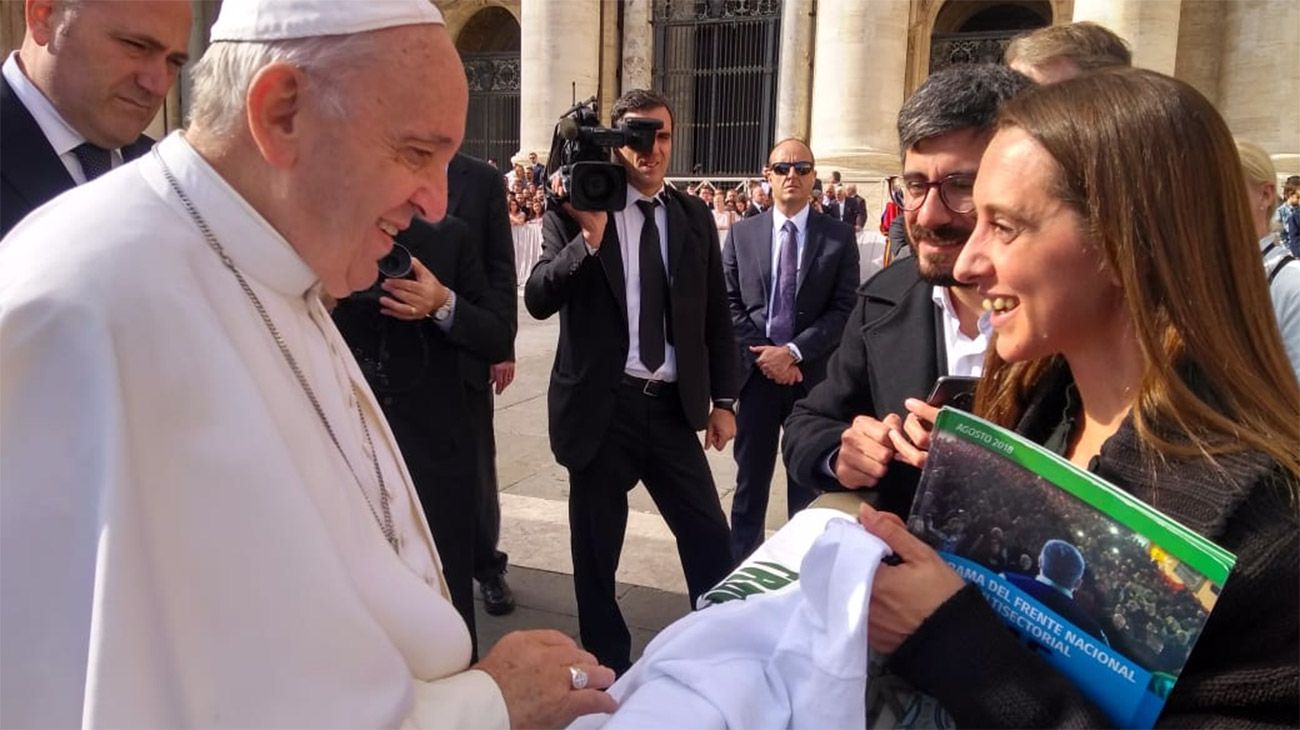 Francisco firmó una remera de los organizadores de la misa en Luján.