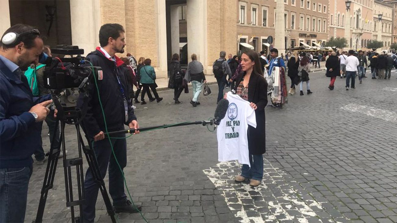 Francisco firmó una remera de los organizadores de la misa en Luján.