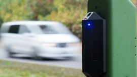 Un sensor montado en un poste verde emite una señal acústica y visual cuando se acerca un vehículo. Es la primera prueba que se desarrolla en Alemania con señales de advertencia acústicas y visuales para prevenir accidentes con venados y jabalíes.