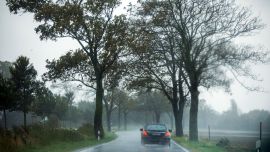 Detalles a tener en cuenta cuando no queda otra opción que manejar (o andar en moto) con un clima muy adverso.