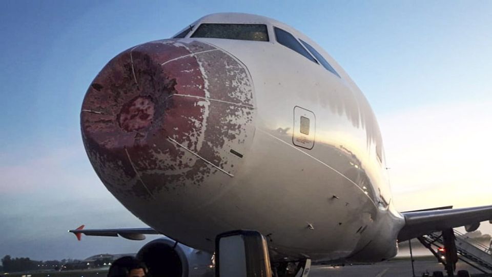 Un avion tuvo que aterrizar de emergencia en Ezeiza