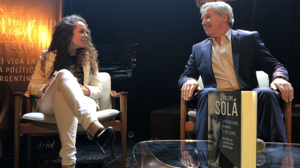 Felipe Solá fue cuestionado en plena presentación de su libro por Mayra Arena, una joven a la que él mismo había invitado al evento.