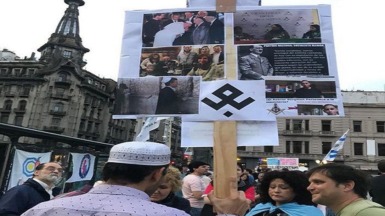 Aparecieron carteles nazis en la marcha “provida”