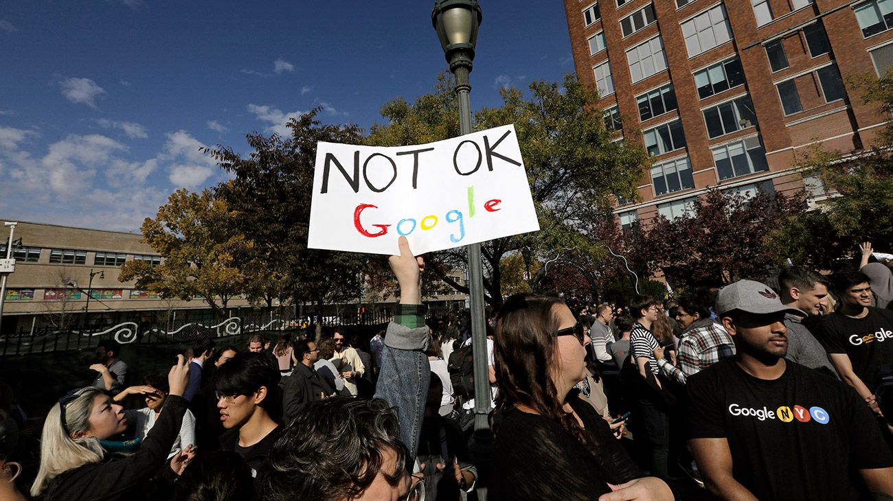 Miles de empleados de Google han salido este jueves a la calle en oficinas de la empresa en todo el mundo para protestar contra la respuesta dada por la compañía ante el comportamiento sexual inapropiado de algunos de sus ejecutivos.