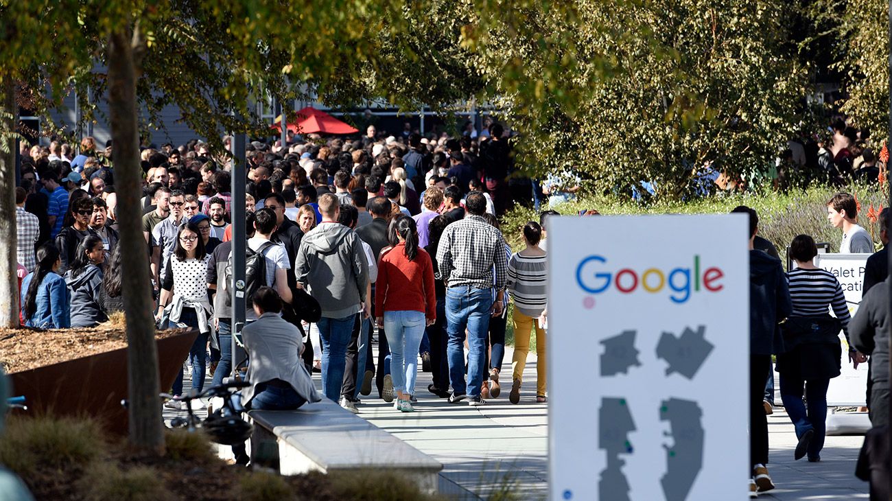 Miles de empleados de Google han salido este jueves a la calle en oficinas de la empresa en todo el mundo para protestar contra la respuesta dada por la compañía ante el comportamiento sexual inapropiado de algunos de sus ejecutivos.