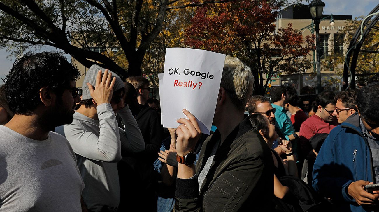 Miles de empleados de Google han salido este jueves a la calle en oficinas de la empresa en todo el mundo para protestar contra la respuesta dada por la compañía ante el comportamiento sexual inapropiado de algunos de sus ejecutivos.