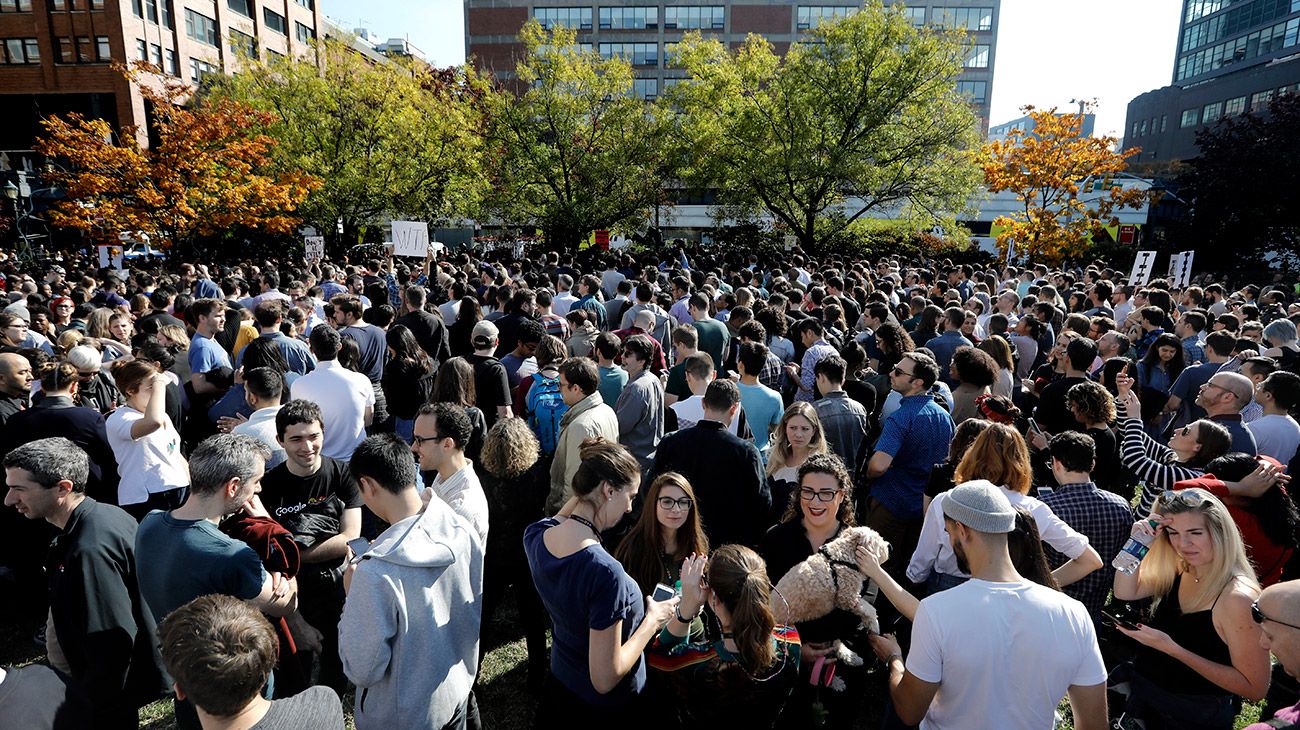 Miles de empleados de Google han salido este jueves a la calle en oficinas de la empresa en todo el mundo para protestar contra la respuesta dada por la compañía ante el comportamiento sexual inapropiado de algunos de sus ejecutivos.