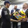 16-lewis-obsequia-una-replica-dedicada-de-su-casco-para-ser-exhibida-en-el-museo-fangio