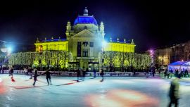 Un ambiente edulcorado que incluye un museo de las rupturas y un pesebre viviente anticipan las festividades en la capital de Croacia.