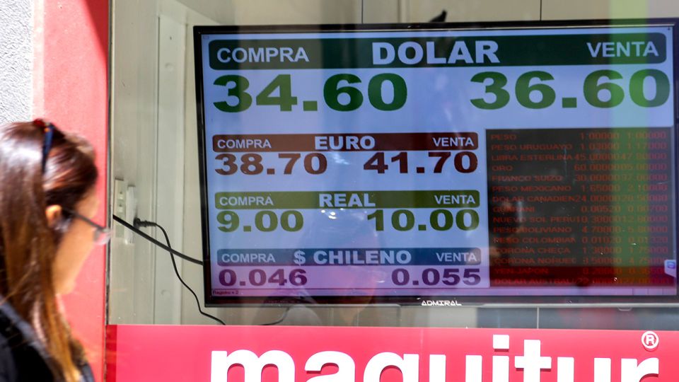 El dolar continuaba hoy con su tendencia a la baja en las casa de cambio.