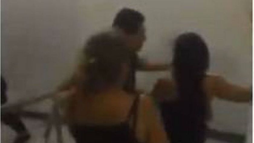 ¡A cinturonazos! papás sacan a su hija de una fiesta de Halloween ¡A cinturonazos! papás sacan a su hija de una fiesta de Halloween