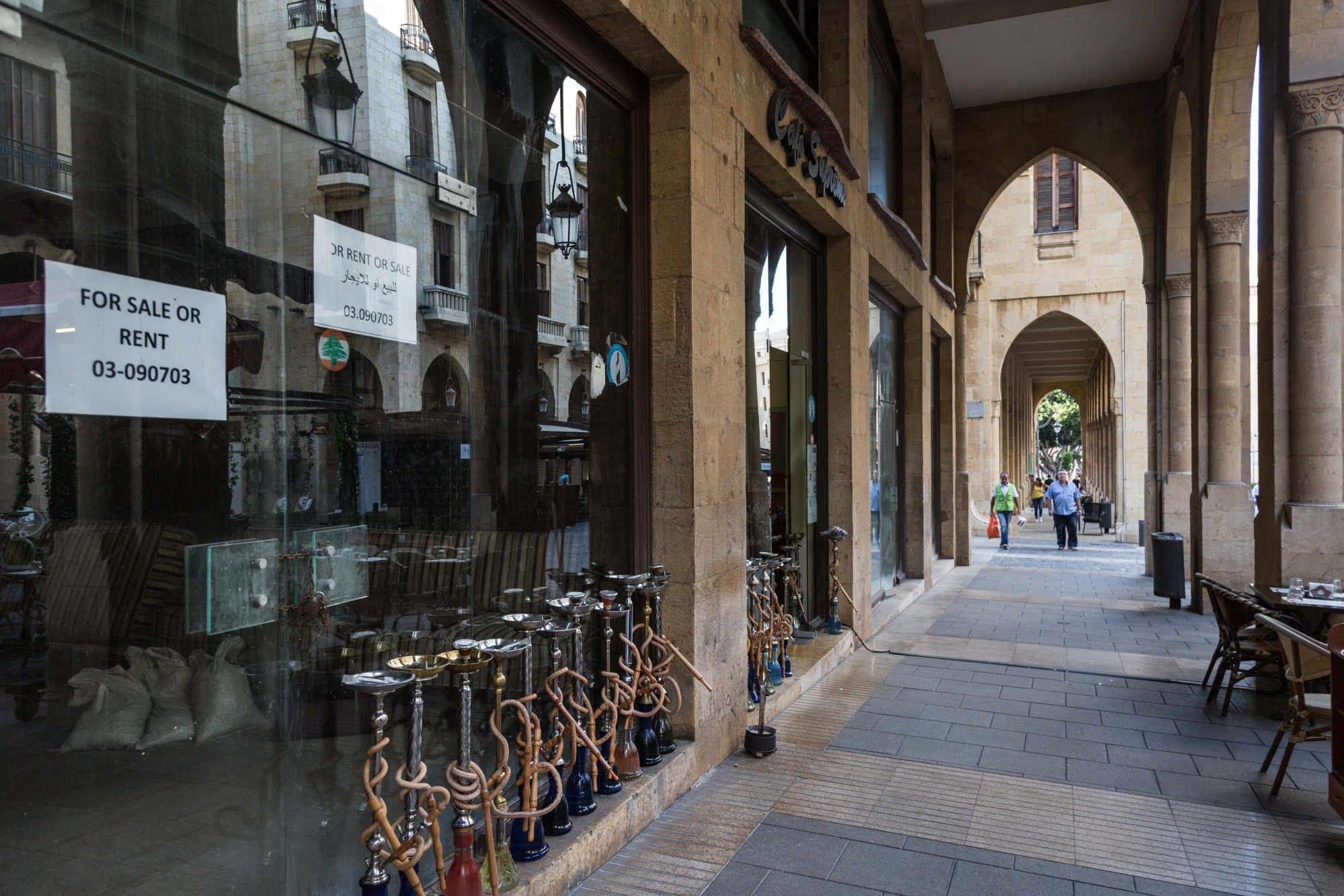 Las cortinas siempre cerradas de los edificios de lujo vacíos de la ciudad juntan polvo sobre los comercios cerrados de los frentes del centro comercial Beirut Souks y permiten vislumbrar el sombrío panorama económico de uno de los países más endeudados del mundo.