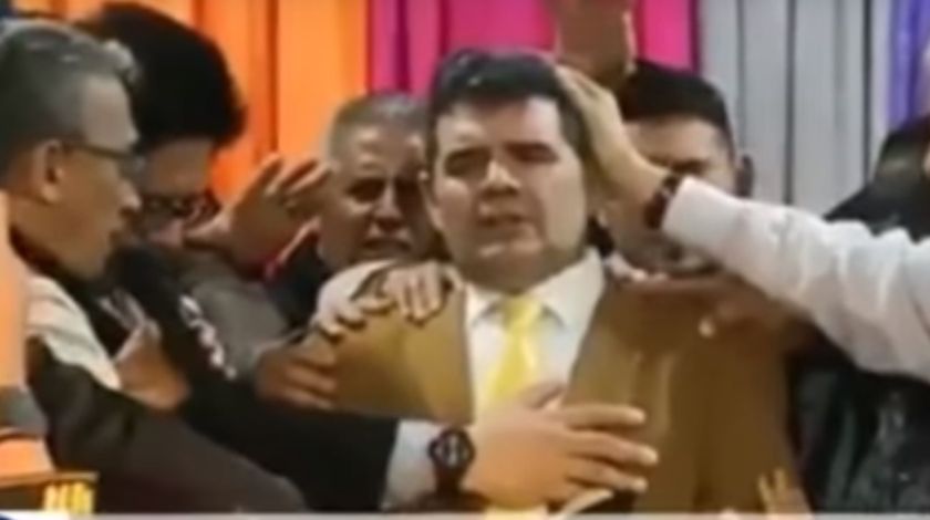 Se desplomó el escenario en el que bendecían al diputado salteño Olmedo Se desplomó el escenario en el que bendecían al diputado salteño Olmedo