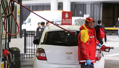 TERMOMETRO. Ayer hubo colas en estaciones de servicio de los que quisieron anticiparse al aumento.