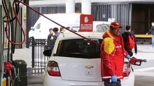 TERMOMETRO. Ayer hubo colas en estaciones de servicio de los que quisieron anticiparse al aumento.