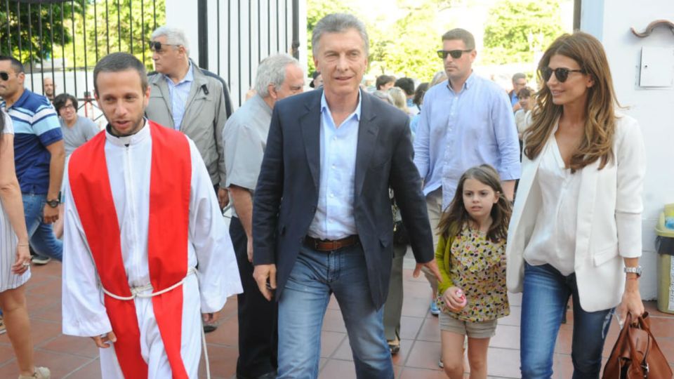 Mauricio Macri, Juliana Awada y Antonia en la confirmación de Valentina, la hija mayor de Juliana.