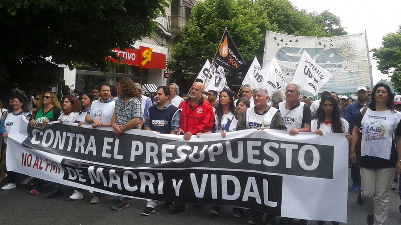 Gremios estatales y organizaciones sociales marchaban este mediodía a la Gobernación bonaerense para cuestionar el proyecto de presupuesto que enviará la gestión de María Eugenia Vidal a la Legislatura provincial.