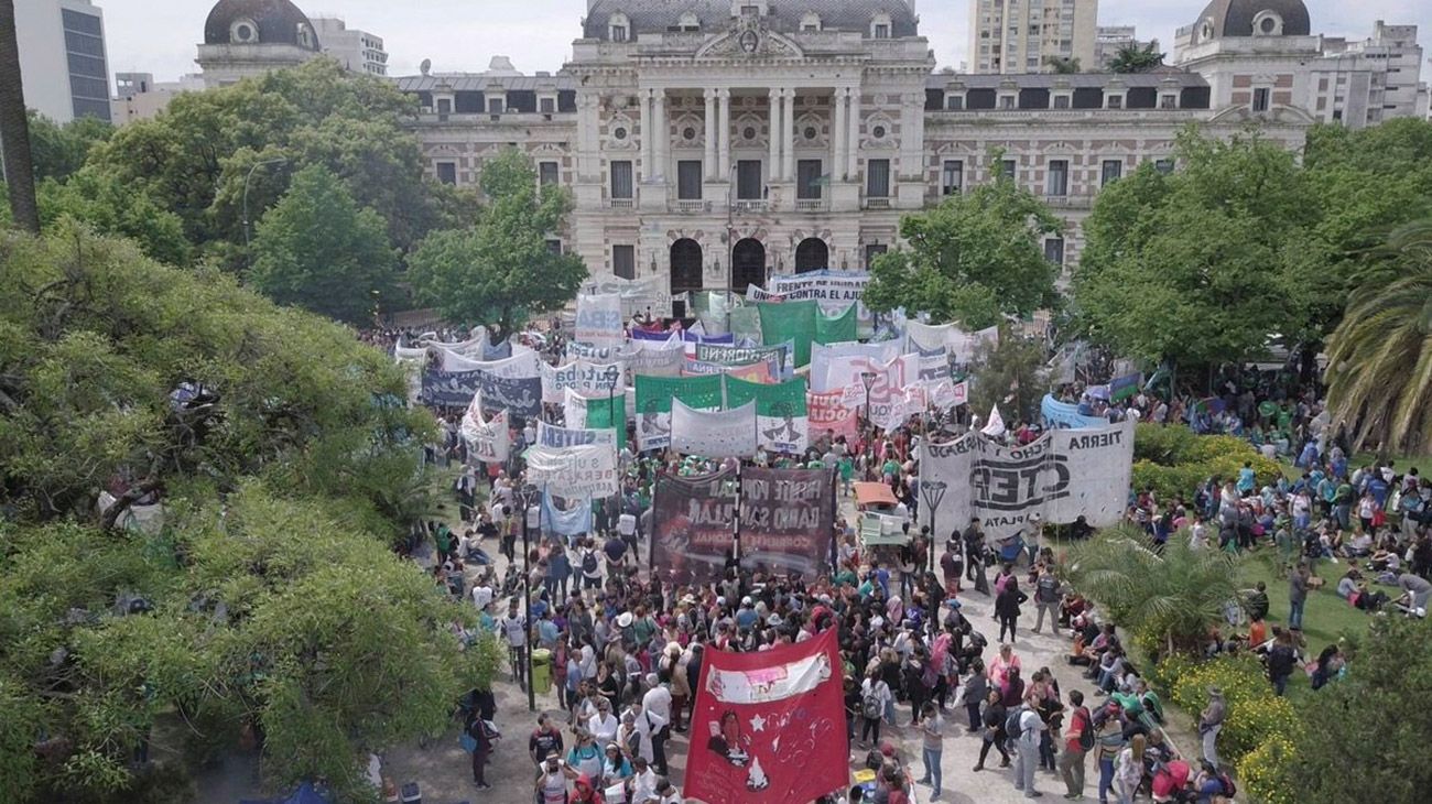 Gremios estatales y organizaciones sociales marchaban este mediodía a la Gobernación bonaerense para cuestionar el proyecto de presupuesto que enviará la gestión de María Eugenia Vidal a la Legislatura provincial.