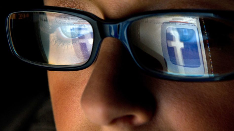 Facebook Privacy Flaw Exposes Private Photos