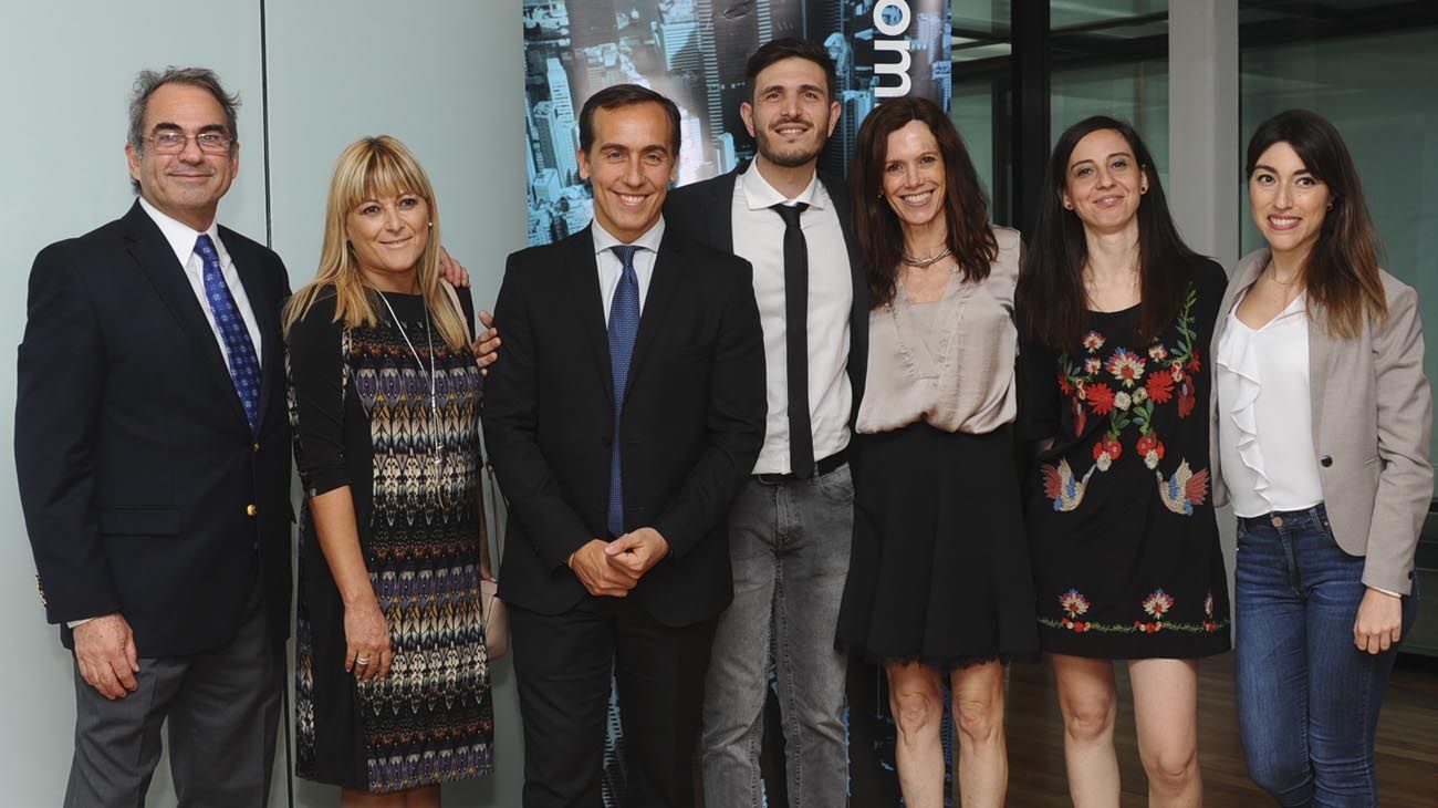 Ricardo Brom; Sandra Crucianelli, Hugo Alconada Mon, Iván Ruiz, Mariel Fitz Patrick, Emilia Delfino y Maia Jastreblansky en los Premios Perfil 2018.