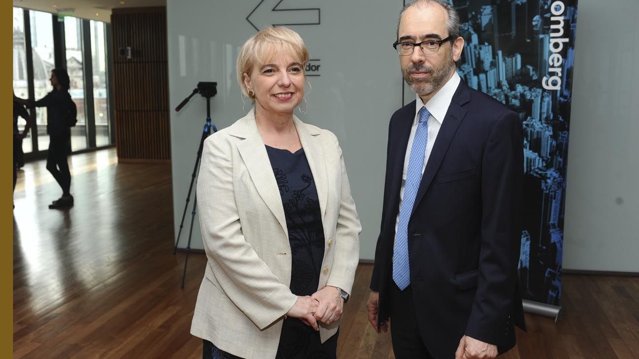 La titular del ENACOM, Silvana Giúdici, junto al presidente de Editorial Perfil, Gustavo González, en el cóctel previo a la Entrega de los Premios Perfil 2018.