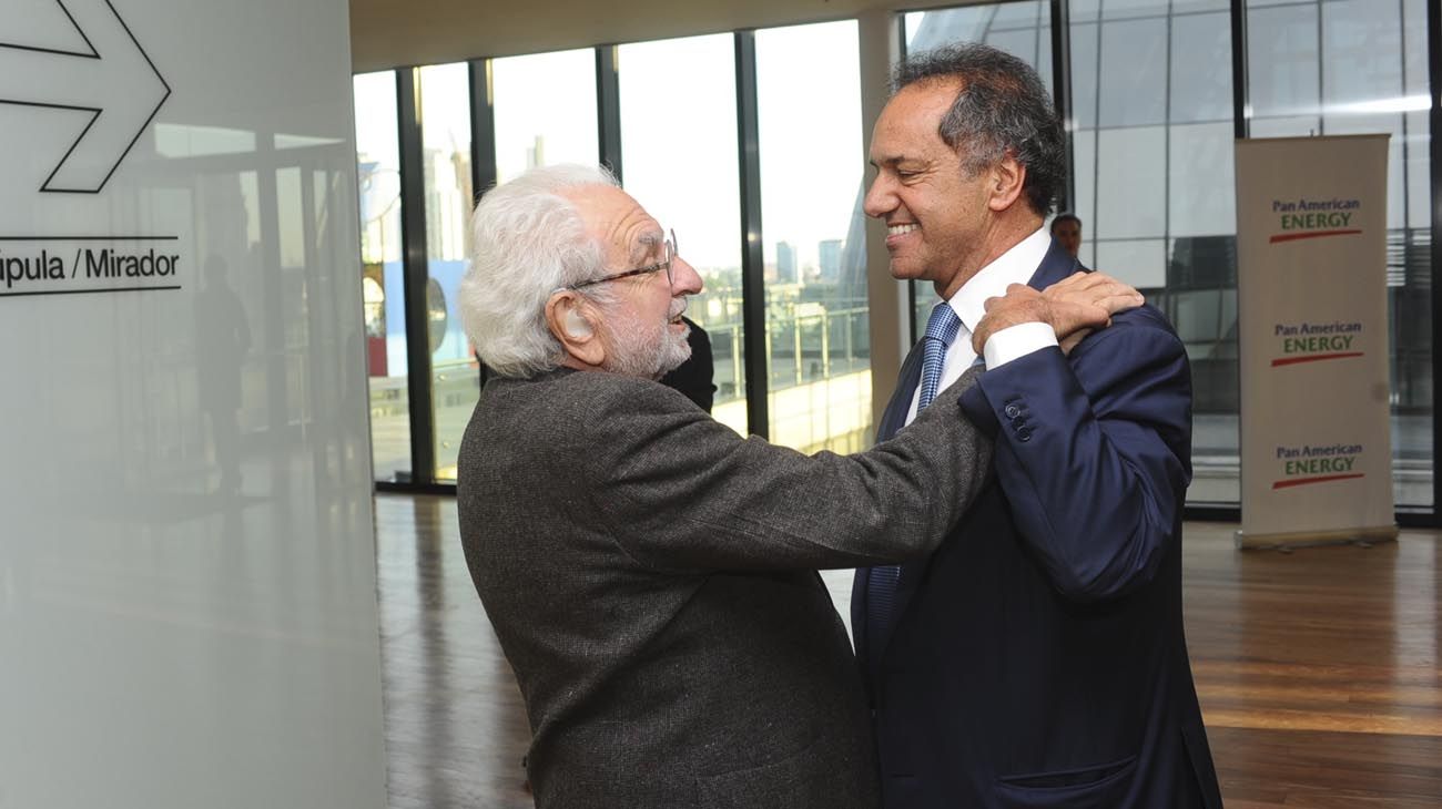 Pacho O'Donnell junto a Daniel Scioli en la Entrega de los Premios Perfil 2018.