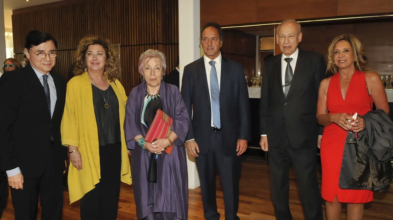 Jorge Fontevecchia junto a Guadalupe Noble, Daniel Scioli,Luis Ovsejevich, Gloria Lopéz Lecube en la recepción de los Premios Perfil 2018