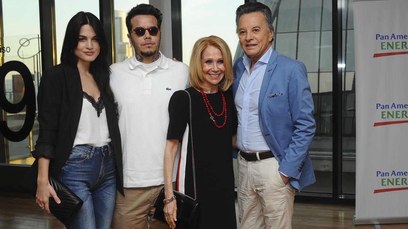 Sebastián Ortega junto a su novia Carla Moure y sus padres, Evangelina Slazar y Palito Ortega