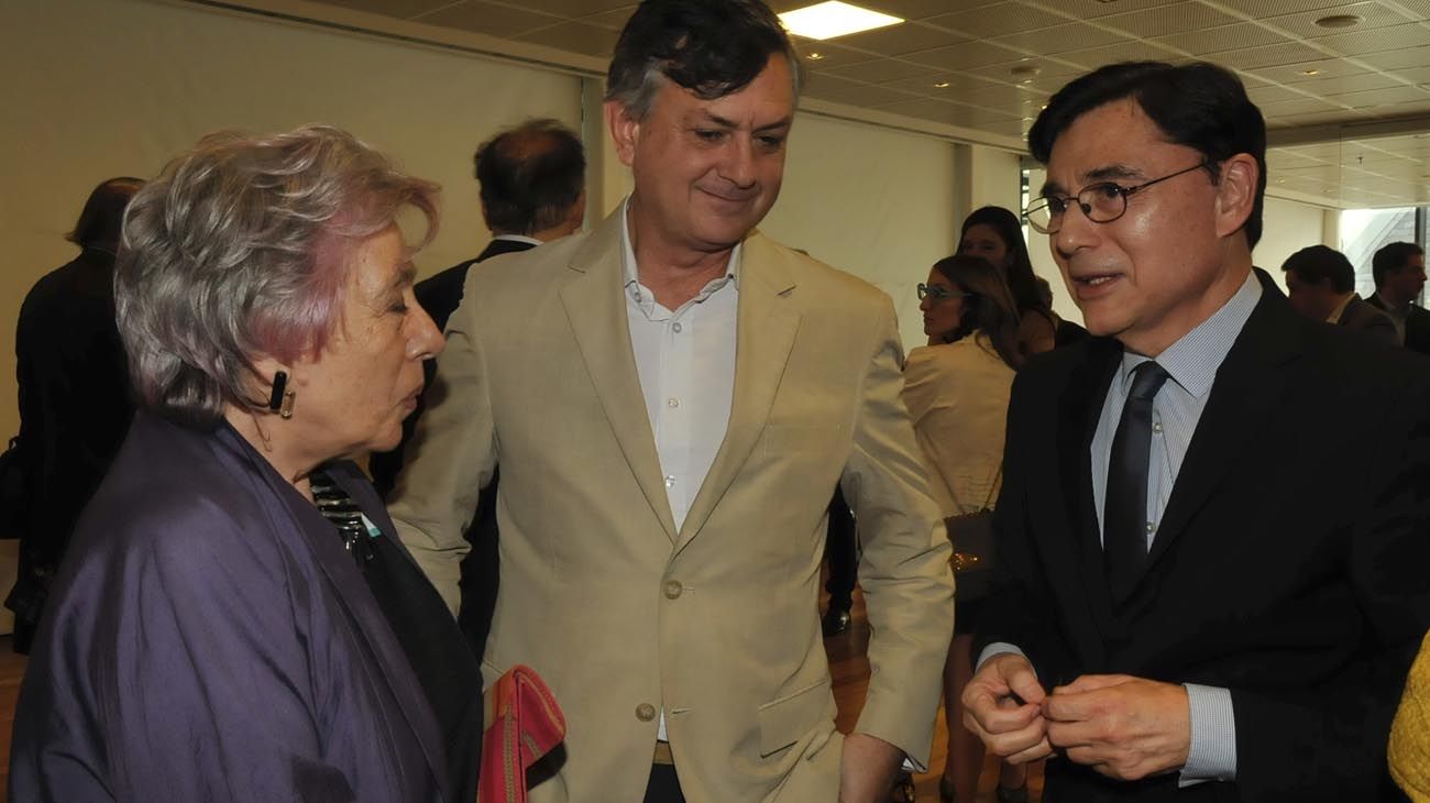 Jorge Fontevecchia junto a Norma Morandini en la recepción de los invitados a los Premios Perfil 2018