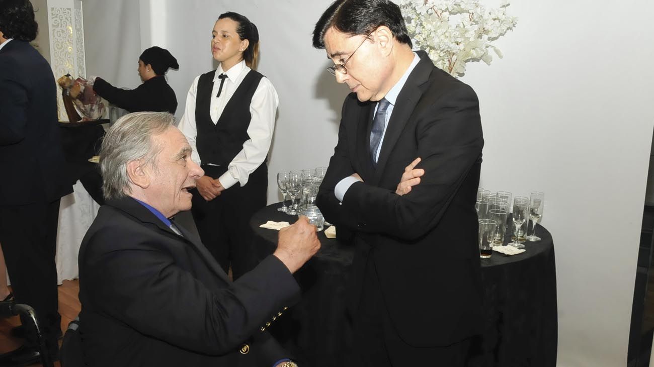 Jorge Fontevecchia en la recepción de los Premios Perfil 2018 junto a Anselmo Morvillo