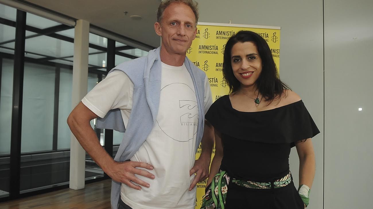 Ezequiel Locane, padre de Justina Locane, junto a Victoria Donda, en los Premios Perfil 2018. 