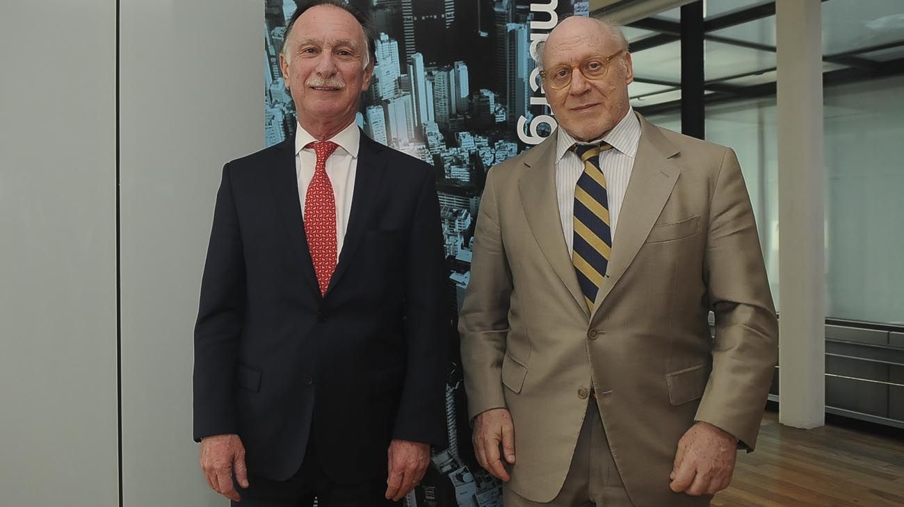 Gustavo Weiss junto a Julio Crivelli en la entrega de los Premios Perfil 2018