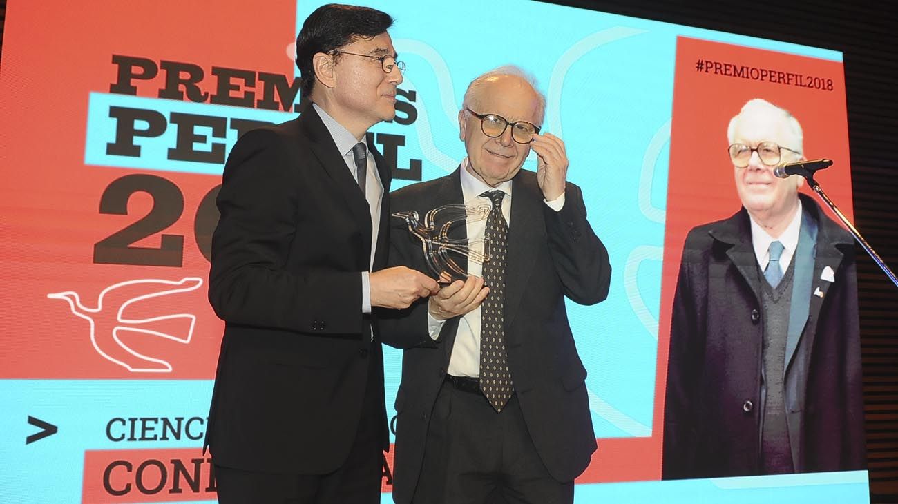 Jorge Fontevecchia entregando el Premio Perfil 2018 a la Inteligencia en Ciencia y Tecnología a Conrado Varotto.