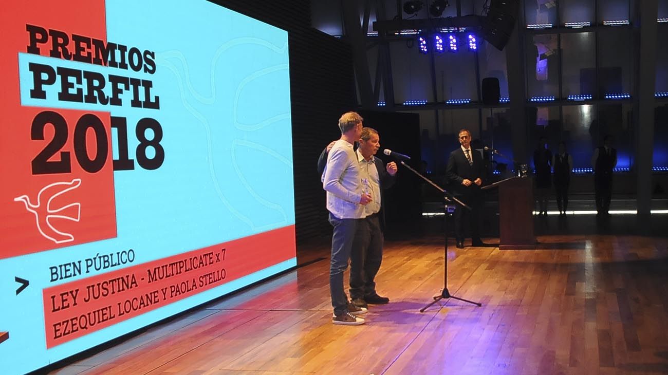 Ezequiel Locane, padre de Justina, recibió la distinción de la categoría Bien Público de los Premios Perfil 2018, el cual le fue entregado por Juan Carr.