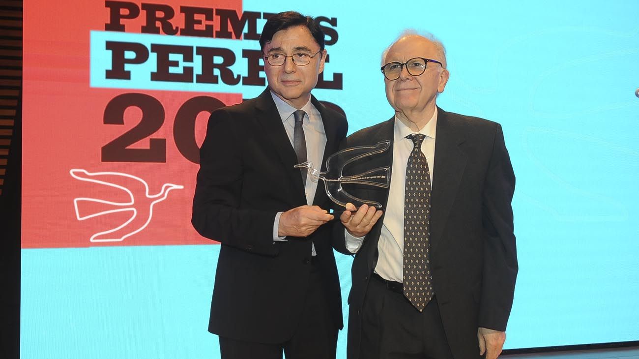 Jorge Fontevecchia entregando el Premio Perfil 2018 a la Inteligencia en Ciencia y Tecnología a Conrado Varotto.