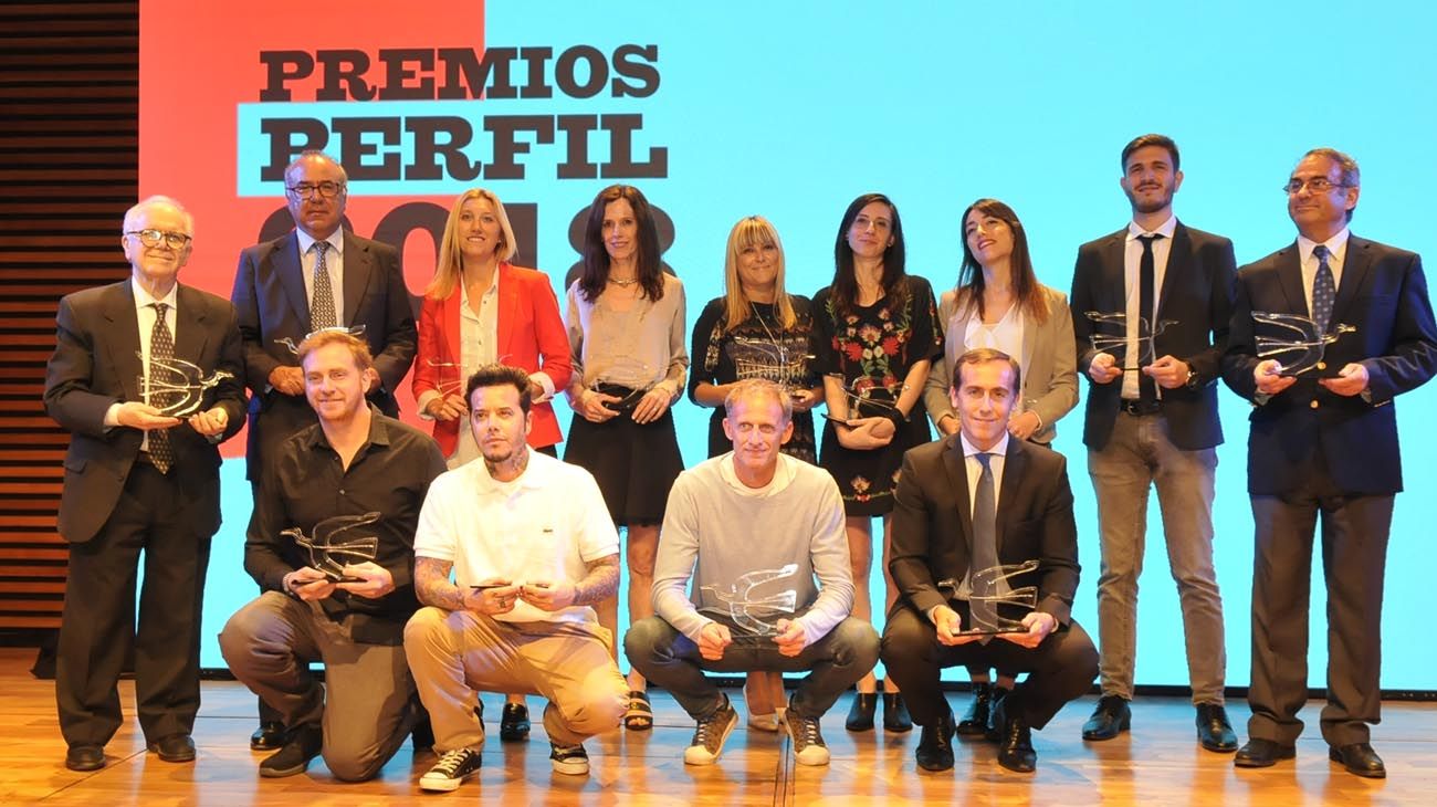 Ganadores de los Premios Perfil 2018 (padres de Justina Lo Cane, el físico Conrado Varotto, Agustina Fainguersch, Darío Sztajnszajber, Sebastián Ortega, Jessica Bennett y el equipo argentino de Paradise Papers)