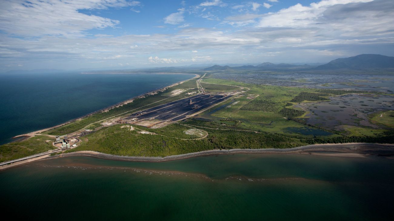 Pocos lugares reflejan mejor la lucha entre la búsqueda de beneficios y el combate frente al cambio climático que el puerto de Abbot Point en el norte de Queensland, Australia.