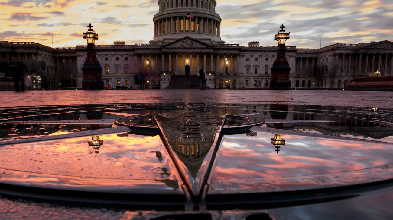 Miles de votantes en Estados Unidos salieron a las calles este martes para participar de las elecciones de medio mandato en las que el Partido Republicano del presidente Donald Trump se juega su mayoría en el Congreso. 