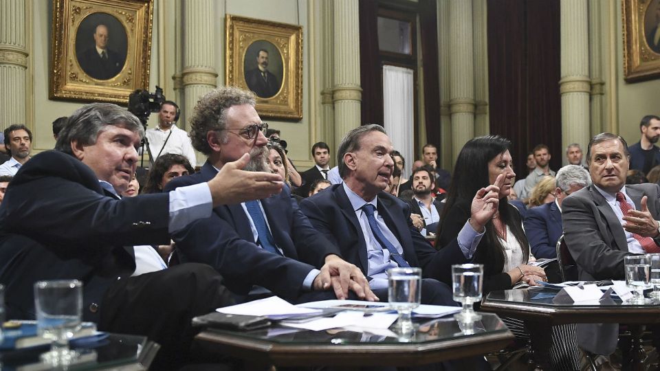 Los senadores Jose Mayans, Alfredo Luenzo, Miguel Ángel Pichetto, y Ángel Rosas durante la reunión de la Comisión de Presupuesto.