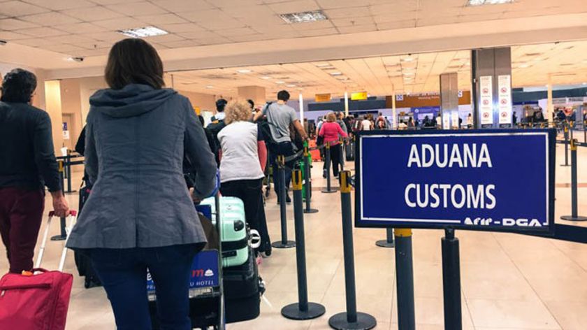 AFIP sube a 500 dólares la franquicia para traer productos