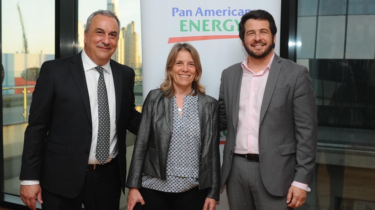 Daniel Rodríguez, gerente comercial de diario Perfil, junto a Agustina Zenarruza y Martín Ancarola de Pan American Energy.